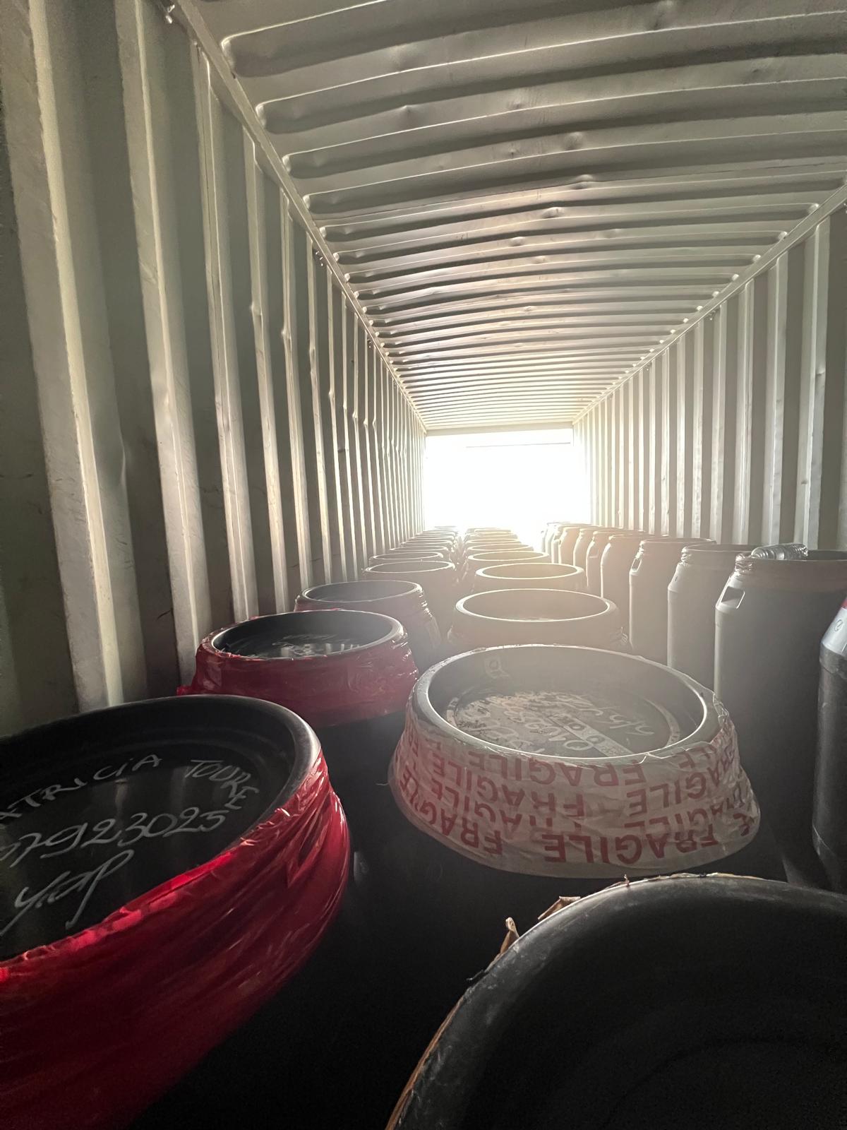 un container remplit de barils a destination de la Côte d'Ivoire