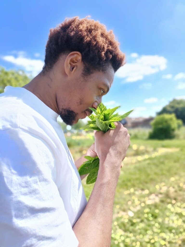 le président qui renifle une plante