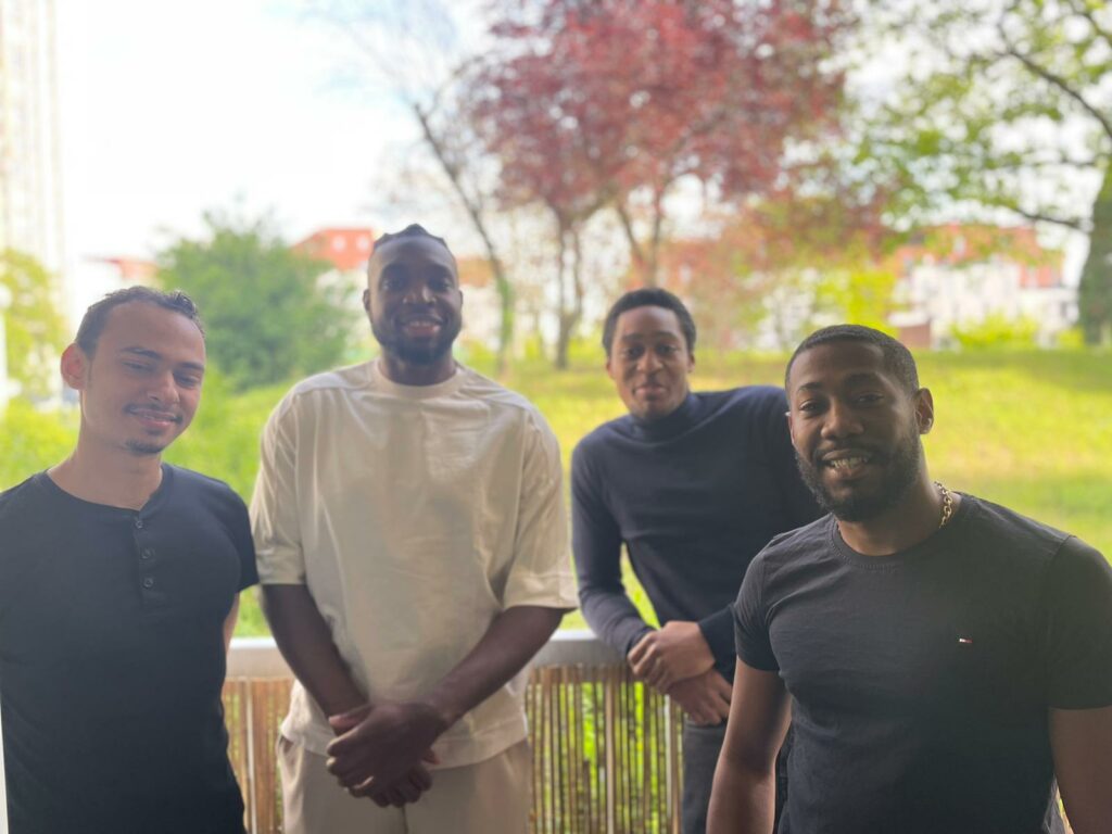 l'équipe NGE en photo dans le siège sociale à neuilly sur marne