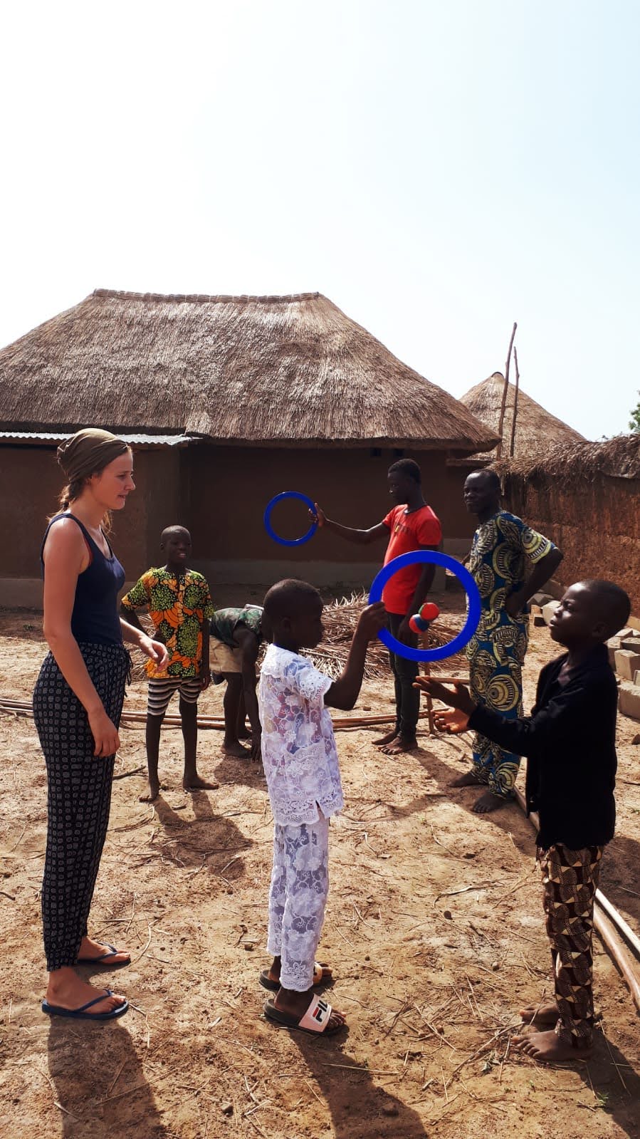 au village SOWE, Arianne s'occupe de l'atelier cirque