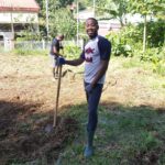 le vice-Président avec une pelle sur son terrain agricole en Martinique