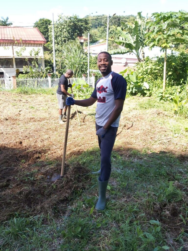 le vice-Président avec une pelle sur son terrain agricole en Martinique