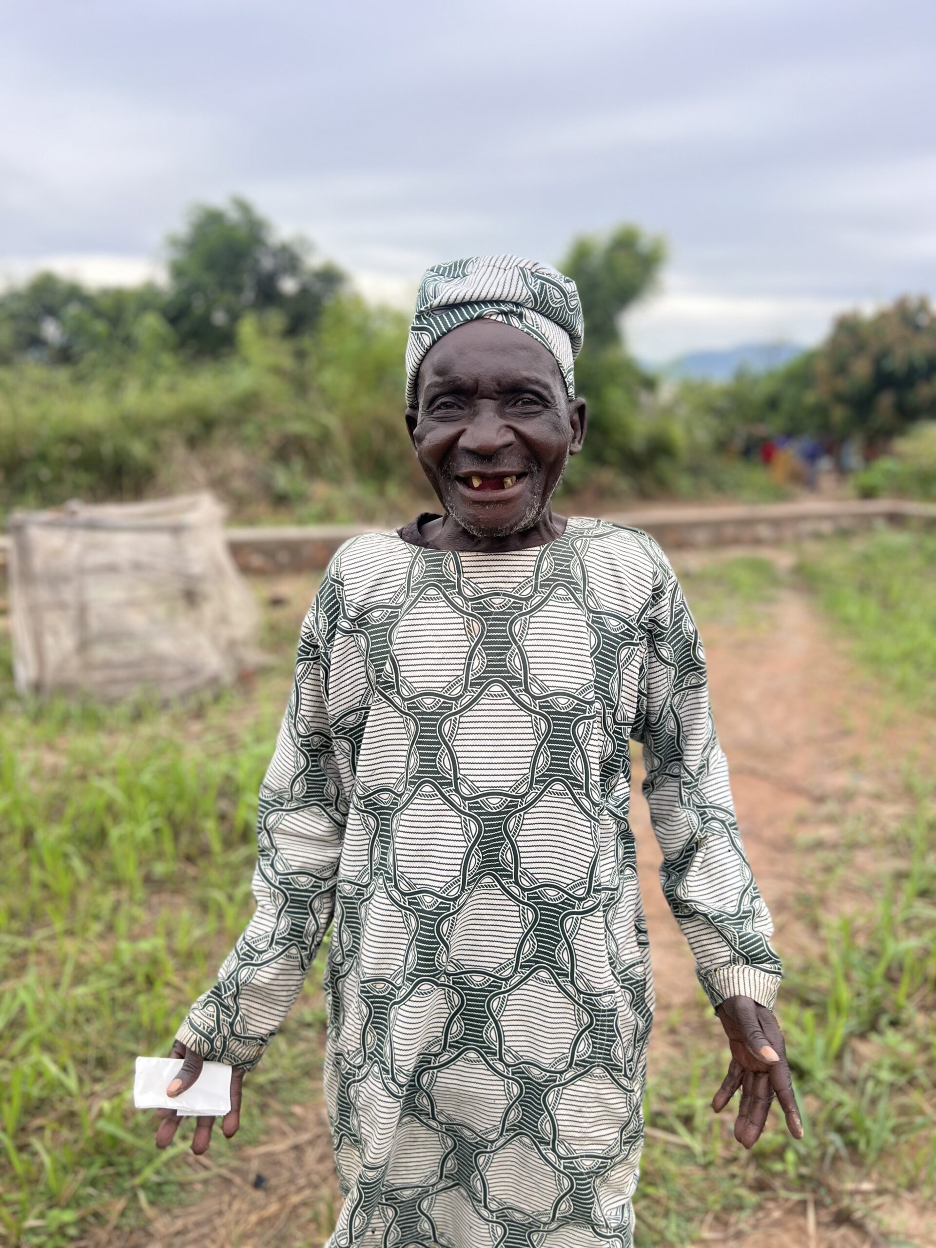 Le vieux sage de la terre en photo en train de sourire