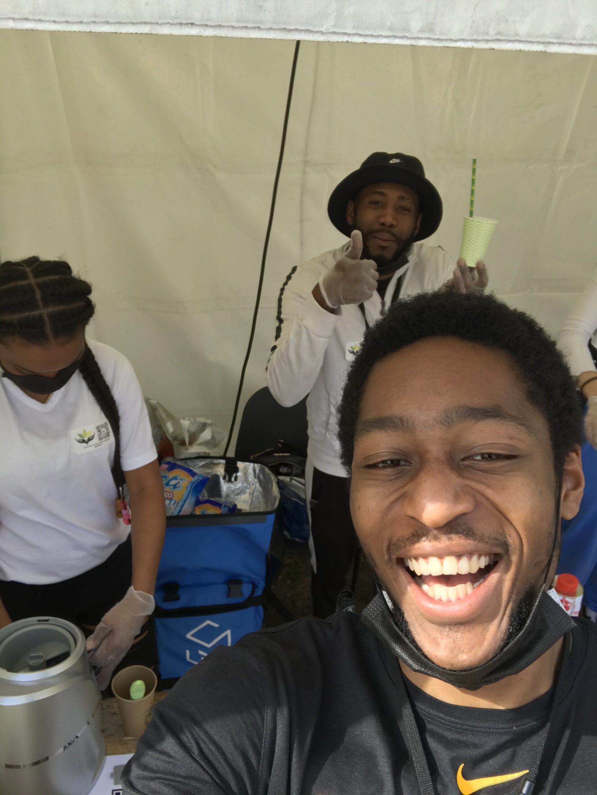 l'équipe NGE en action sur un stand