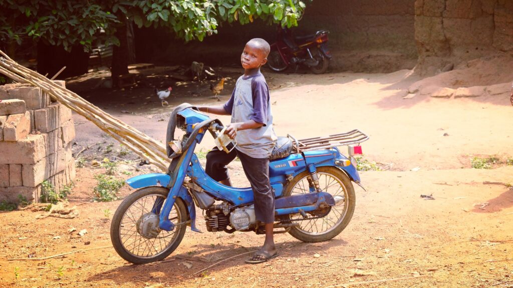 un petit garcon sur une mobylette au Bénin