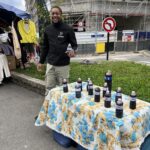 Le président en train de vendre des produits issus de l'agriculture de la NGE. du bissap.