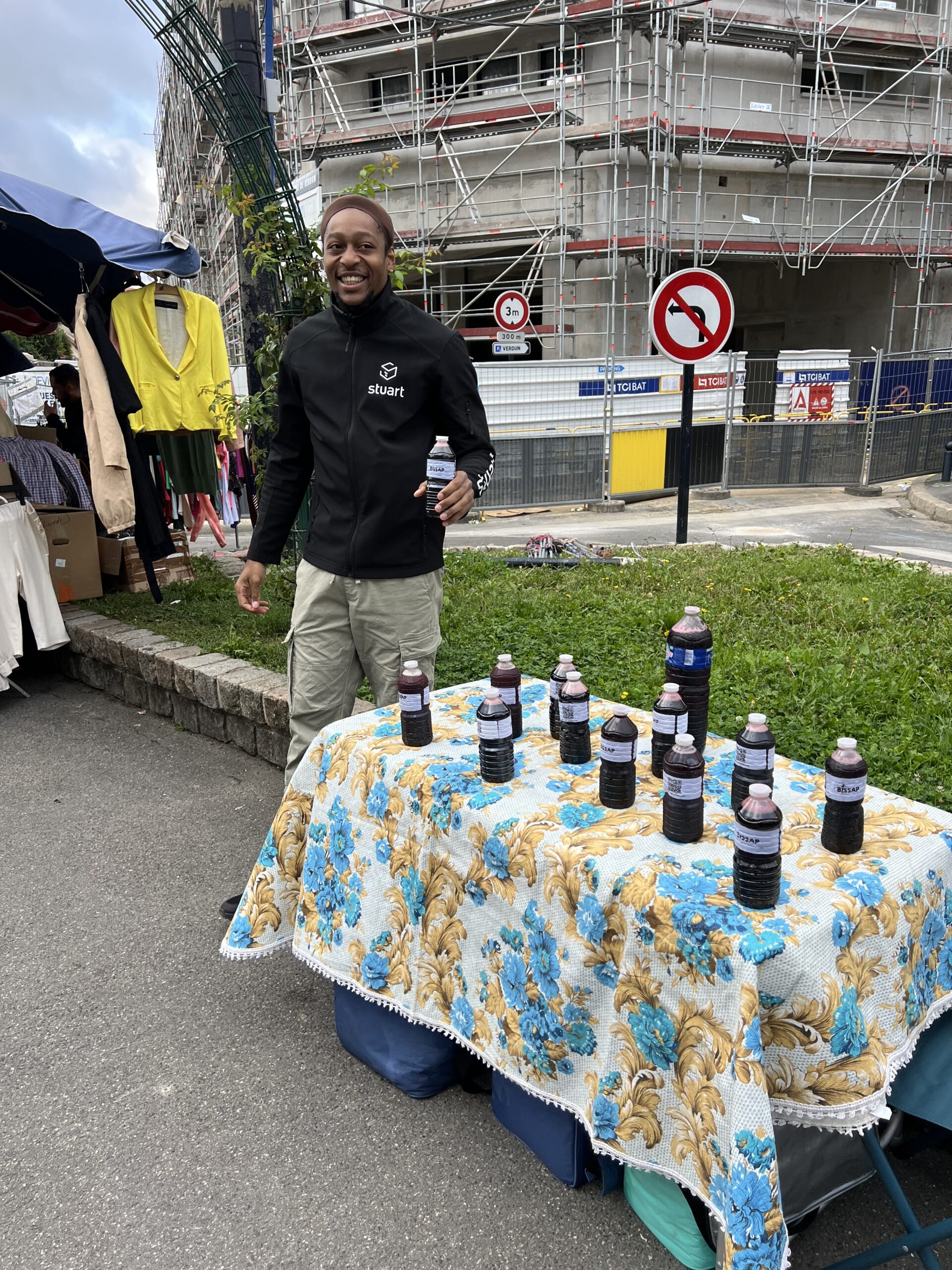 Le président en train de vendre des produits issus de l'agriculture de la NGE. du bissap.