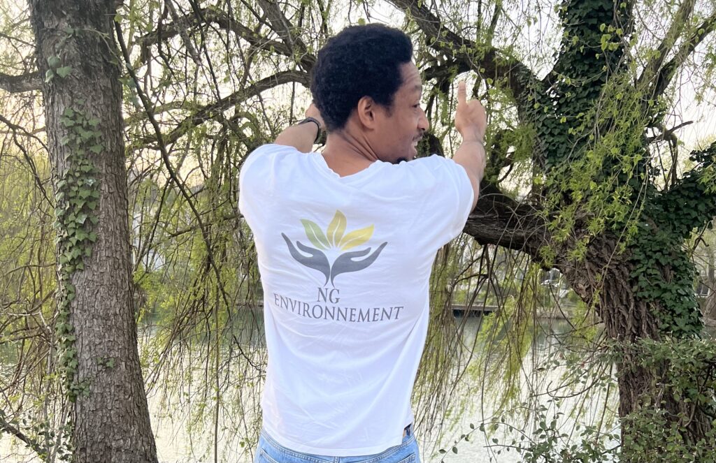 le président de dos avec le tee shirt NGE