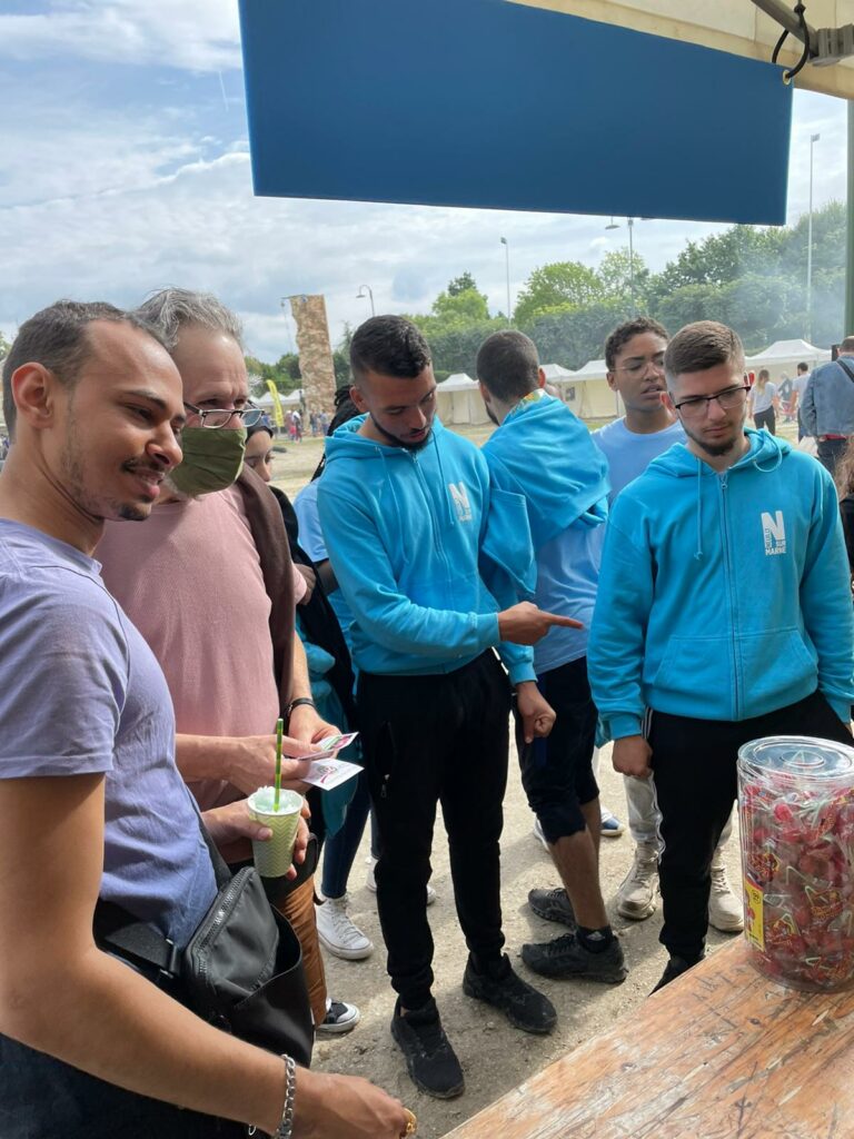 L'équipe Neuilly l'été devant le stant NG en train de recevoir des boissons fraiches