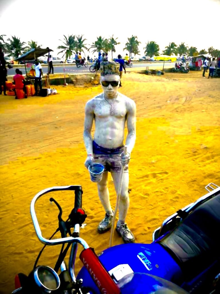 un jeune garcon, artiste demandant de l'argent