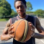 le président avec un ballon de basket ball, il a le maillot Derrick rose des Chicago bulls ! Le collector (rire) et une spalding, la classique