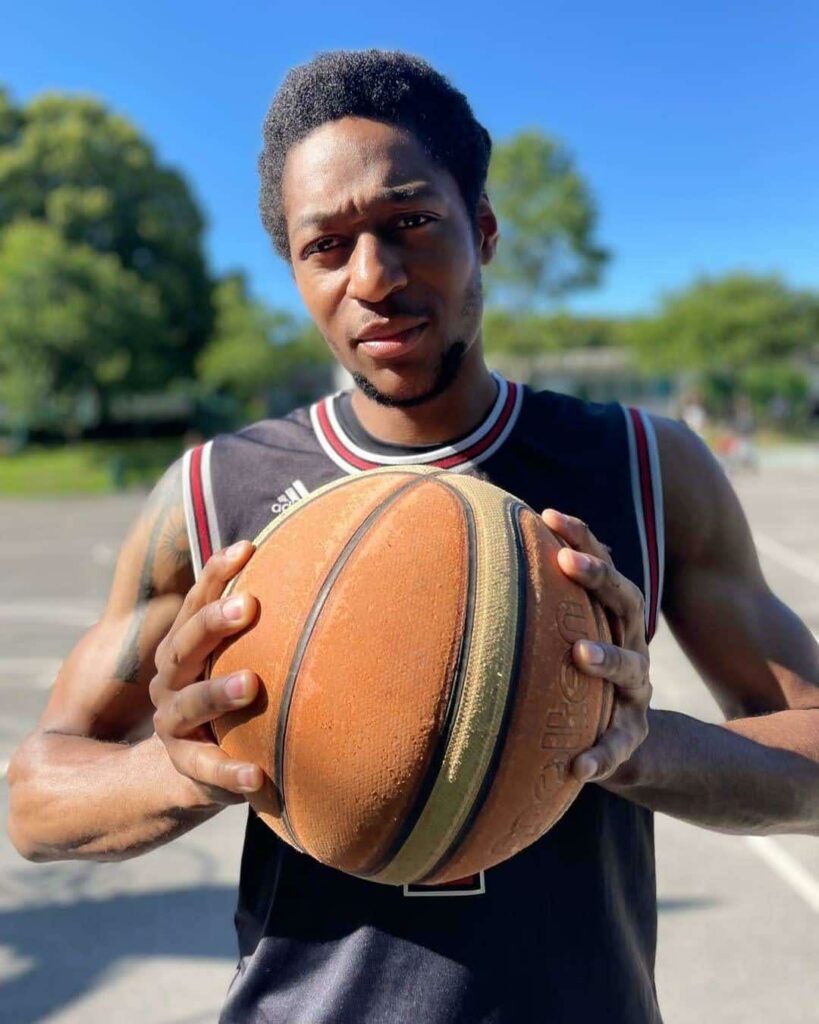 le président avec un ballon de basket ball, il a le maillot Derrick rose des Chicago bulls ! Le collector (rire) et une spalding, la classique