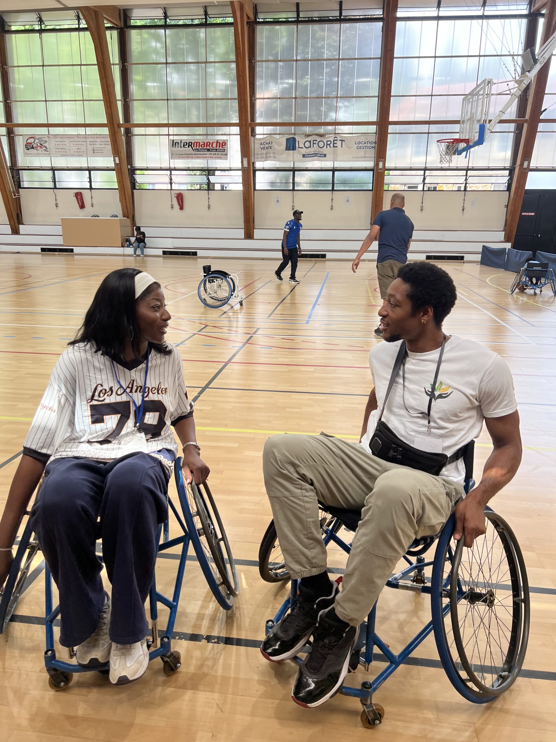 le président Belaj DANGABO MOUSSA avec Reine BEDAYA sur assis sur des fauteuils de sport