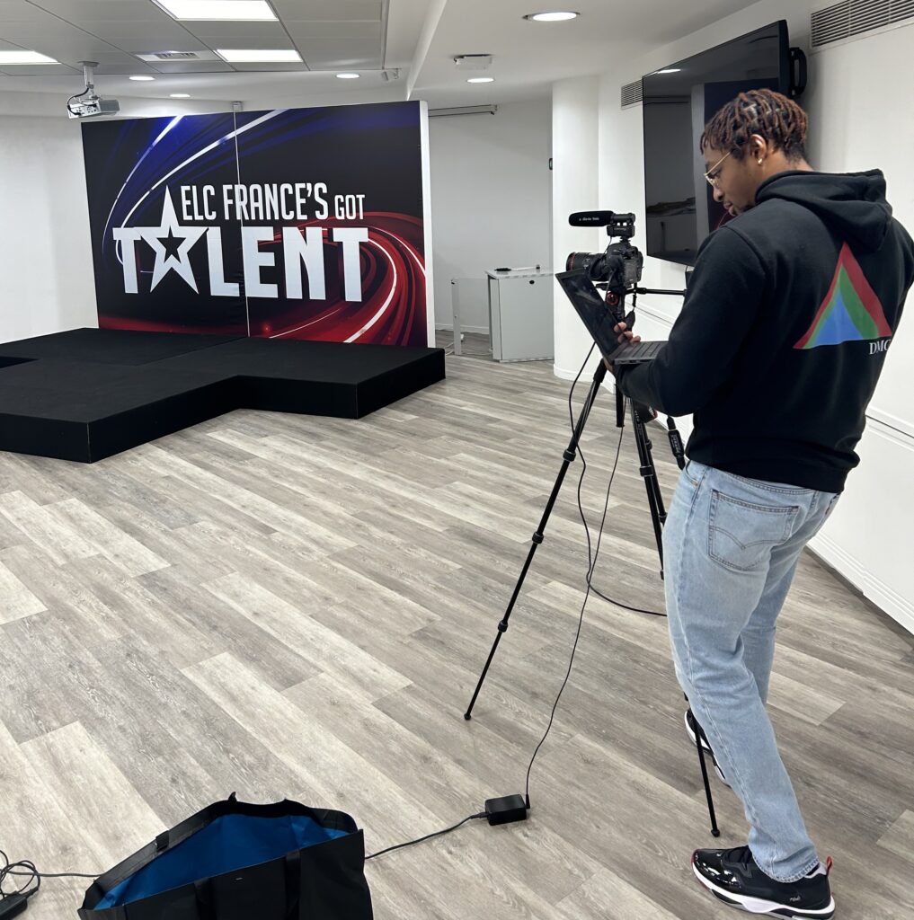 Le président en train de préparer une salle de conférence pour un ELC France's Got Talent Pour la société ESTEE LAUDER