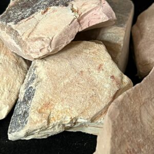 kaolin brut en plusieur morceau sur fond noir