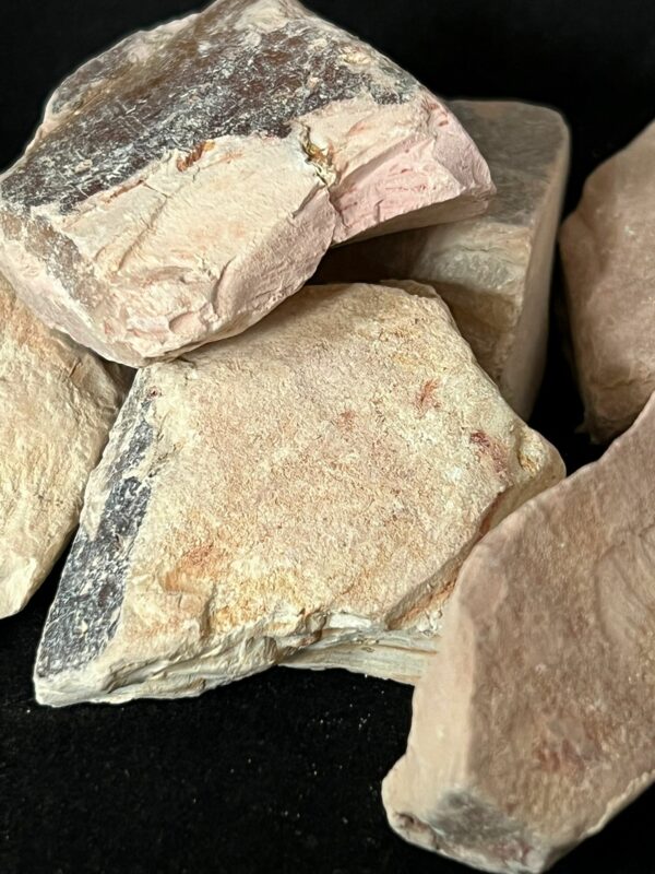kaolin brut en plusieur morceau sur fond noir