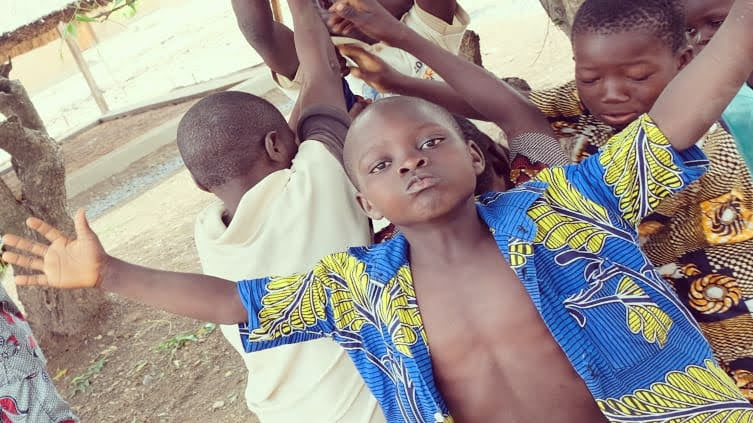 jes jeunes enfants en train de lever les mains en l'air