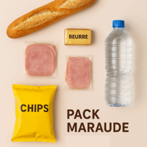 Pack Maraude Parisienne – 10 repas : baguette, tranches de jambon, beurre, chips et bouteille d’eau disposés sur un fond beige, représentant les repas distribués lors des maraudes solidaires à Paris.