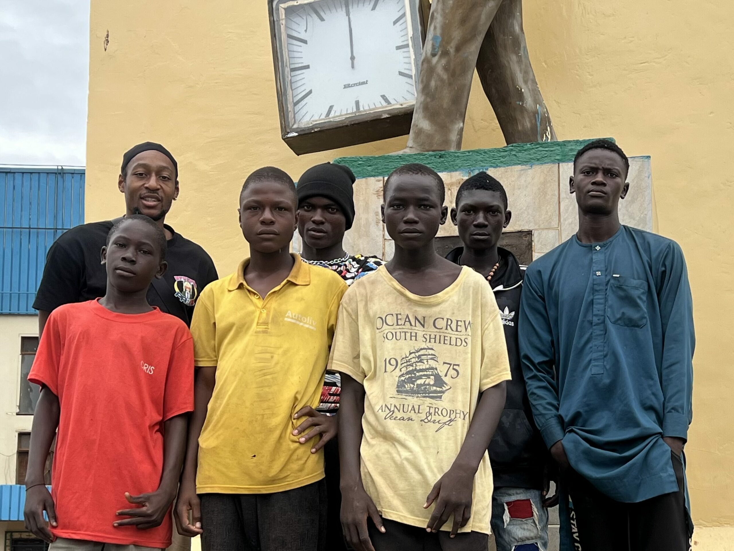 Le fondateur Belaj avec l'animanteur Josué et ses jeunes.