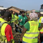 équipe bénévole en train de débrif