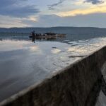 depuis une pirogue une vue sur l'oubangui et une pirogue voisine remplis de denrées