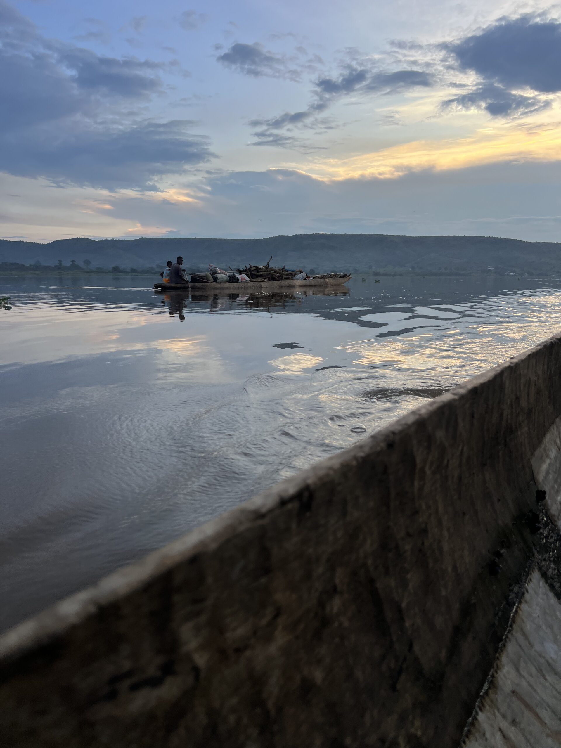depuis une pirogue une vue sur l'oubangui et une pirogue voisine remplis de denrées