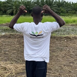 le représentant agricole en Côte d'Ivoire avec le T-shirt NG de dos en train de montré le logo dans son dos
