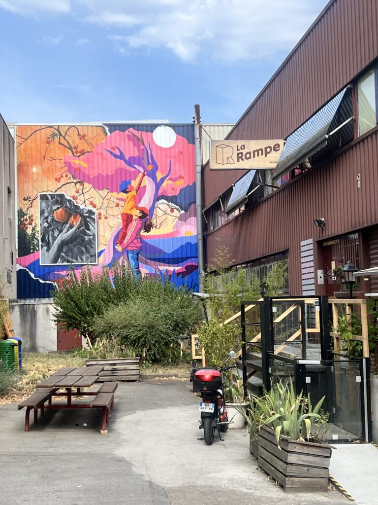 devanture de l'espace "La Rampe" avec un jolie dessin sur un mur 